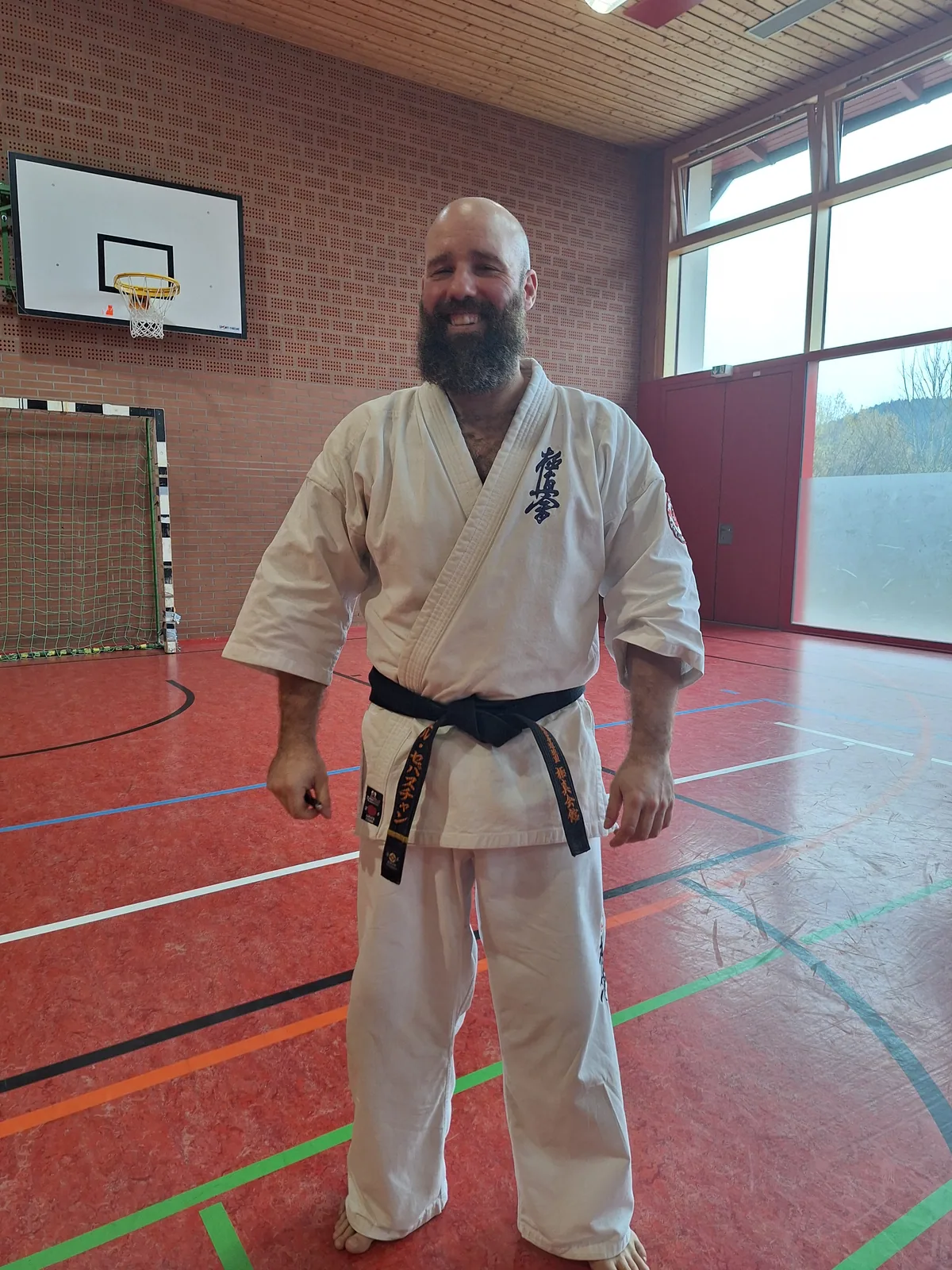 Dojo-Leiter Klaus Zellner im Karate-Gi in der Turnhalle Haibühl
